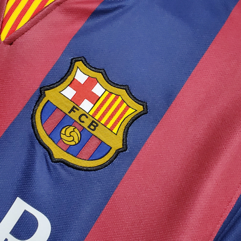 Escudo bordado e gola da Camisa Barcelona 2014/15 versão retrô.