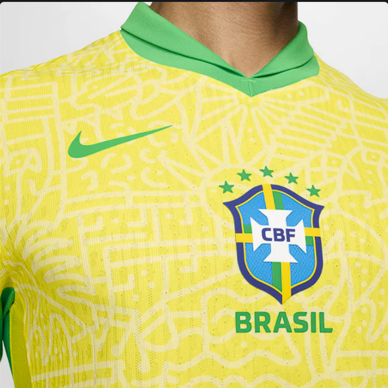 Escudo bordado da CBF no centro da Camisa Brasil 2024 Nike.