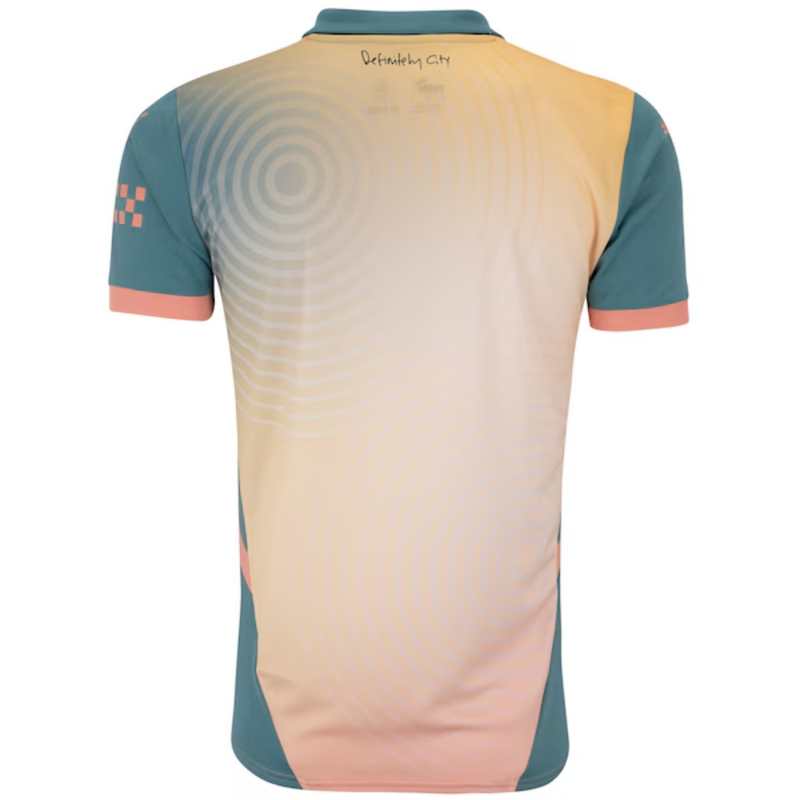 Parte traseira da Camisa Manchester City 2025 Fourth, com detalhes inspirados no álbum Definitely Maybe.