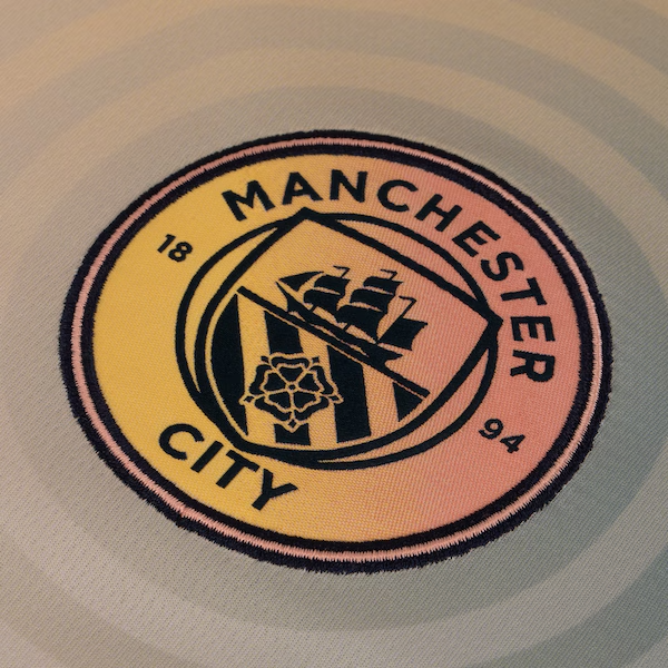  Escudo bordado do Manchester City na Camisa Puma Fourth 2025.