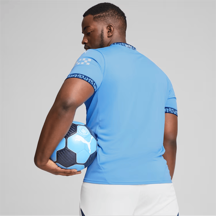 Parte traseira da Camisa Manchester City 2025, com detalhe "0161" na nuca.