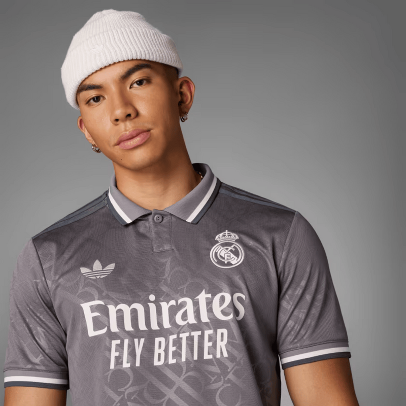 Detalhe do escudo bordado e do tecido texturizado da Camisa Real Madrid Third 24/25.