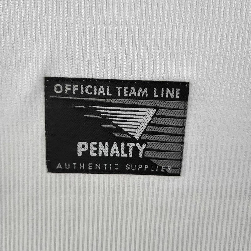 Gola redonda da Camisa São Paulo Retrô 1999/2000, com acabamento clássico.
