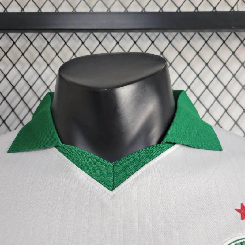 Gola polo clássica da Camisa Palmeiras II 24/25, usada pelos jogadores.