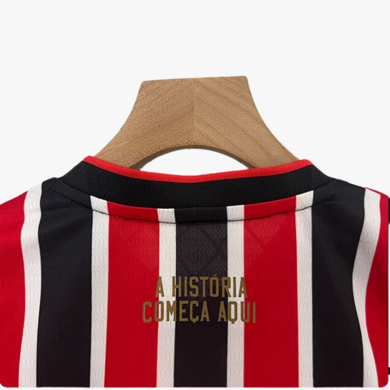 Gola V da camisa juvenil do São Paulo II 24/25, com acabamento refinado.

