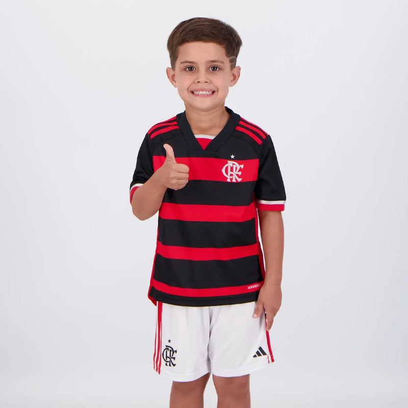 Kit Infantil Flamengo I 24/25 Adidas – Camisa e calção rubro-negro para pequenos torcedores.