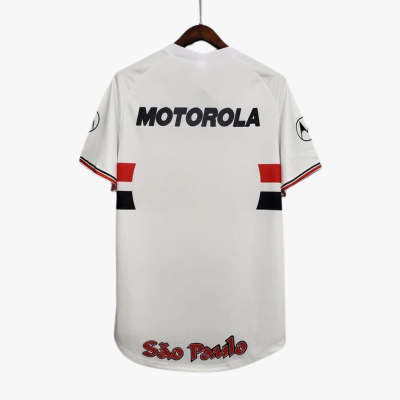 Nome "São Paulo" estampado na parte de trás da camisa retrô 1999/2000.