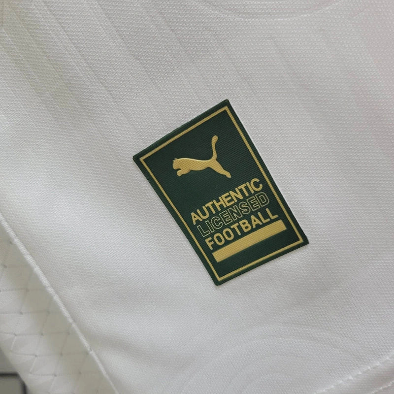 Detalhe do escudo vinil aplicado na Camisa Palmeiras 24/25 Jogador.